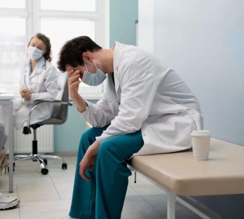 Lee más sobre el artículo El autocuidado, la asignatura pendiente de los médicos para 2026: “Somos la profesión con más suicidios”